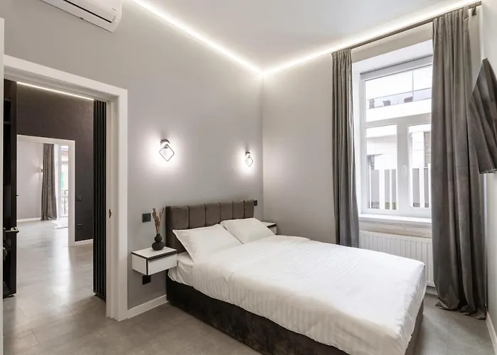 Two Bedrooms 13 Shpytalna Street